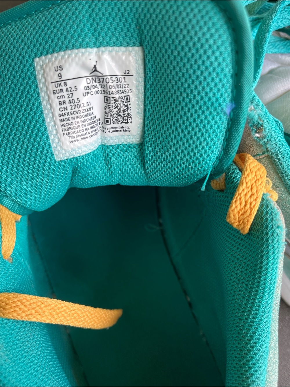Nike Low-Top Sneakers Teal, White, Gold - Picture 6 of 7